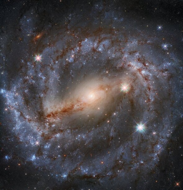 NGC 5643 находится на расстоянии примерно 60 миллионов световых лет от Земли.