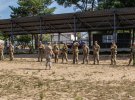 Інструктор Андрій Загорницький проводить інструктаж курсантам перед відпрацюванням мішені на 100 метрів