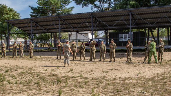 Інструктор Андрій Загорницький проводить інструктаж курсантам перед відпрацюванням мішені на 100 метрів