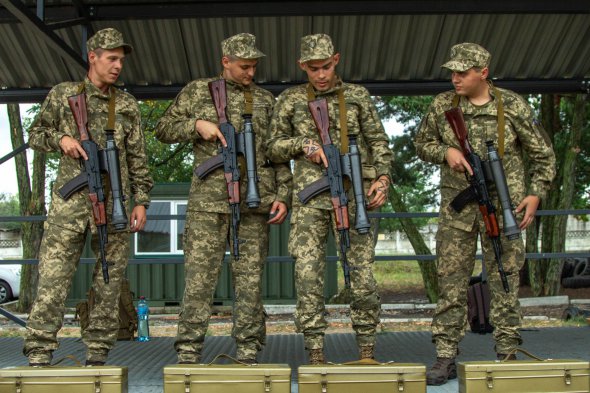 Курсанти розглядають комплекс для стрільби вночі