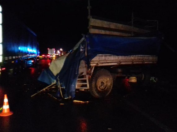 На трасі Київ-Чоп   маршрутка влетіла у припарковану вантажівку. Є загиблий і скалічені