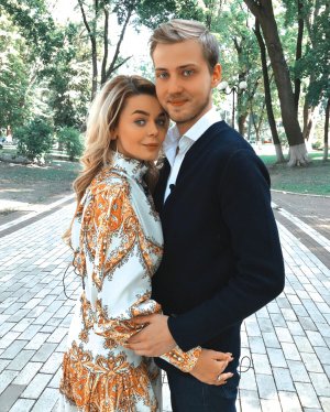 Співачка Аліна Гросу вийшла заміж за російського бізнесмена Олександра Комкова торік у червні. Весілля гуляли в Італії. Обійшлося в 100 тисяч євро