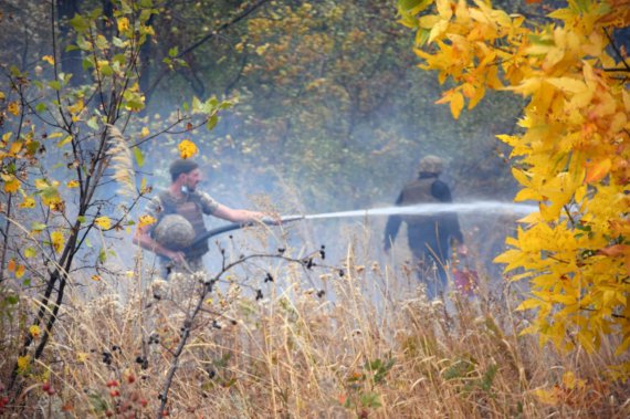 На Луганщині триває ліквідація масштабних пожеж. В ООС причиною назвали ворожі збройні провокації із застосуванням трасуючих куль