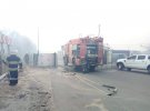 В Станице Луганской горит и взрывается улица Донецка. Мощными порывами ветра пламя перебрасывает через железнодорожную насыпь к улице Лебединского