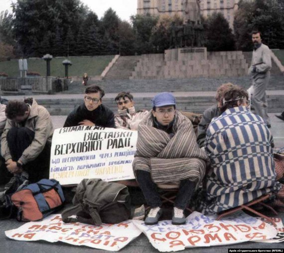 2 жовтня 1990 року на площі Жовтневої революції - нині Майдан Незалежності, розпочалась Революція на граніті