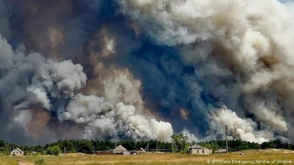 У Луганській області продовжується гасіння 6 основних осередків лісовіх пожеж, з якіх 5 осередків локалізовано. Фото: pravda.com