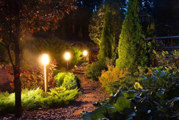 Как осветить сад и двор своими руками