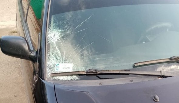 Біля одного із будинків поліцейські побачили авто "Тойота Авенсіс" з розбитим лобовим склом