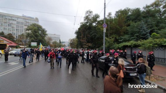 Люди пытались не пропустить автозак