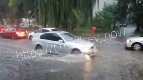 На дорогах чергує спецтранспорт для ліквідації наслідків зливи