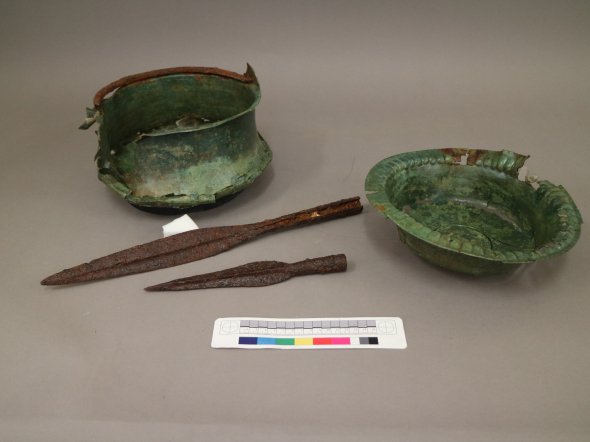 Посуд та вістря списів, виявлені під час розкопок