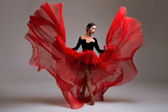 У костюмах поєднані характерні для фламенко лінії і канонічне поєднання червоного і чорного кольорів