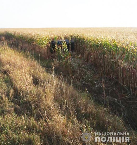 На Сумщині в кукурудзяному полі знайшли перекинуте авто із мертвим 30-річним водієм всередині. Коли сталася аварія - встановлюють експерти