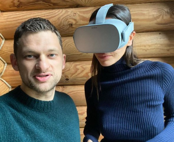 Пара похизувалася окулярами Facebook Oculus.
