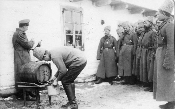 Раздача вина в первый день Рождества солдатам русской армии, Первая мировая война, 1915 год