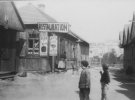 Два хлопчаки зупинились біля ресторації, в якій харчувались солдати австро-угорської армії. Там наливали пиво, вино, ром. Через дорогу була кав'ярня. Ковель, 1916 рік