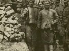 Российские и австрийские солдаты распивают вино на линии фронта, 1918 год