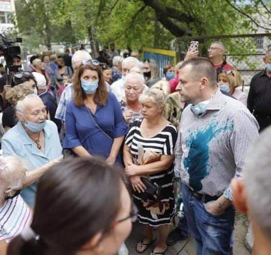 Мэра Днепра Бориса Филатова облили зеленкой над одной из встреч с горожанами. Фото: Facebook