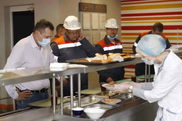 Міський голова Дніпра Борис Філатов відвідує місцеві підприємства. Так спілкується із трудовими колективами. Фото: Facebook