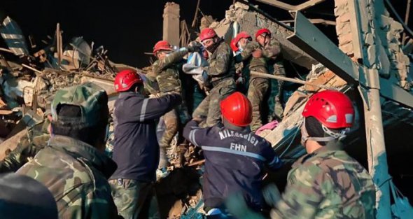 В Гяндже продолжаются поисково-спасательные работы. Фото: МЧС Республики Азербайджан