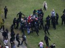 Во время традиционных протестов в Беларуси 11 октября силовики избивали людей дубинками, бросали светошумовые гранаты, использовали водометы и стреляли резиновыми пулями