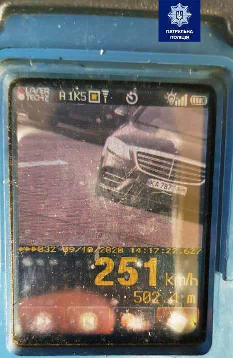 На водителя-нарушителя оформили постановление о наложении штрафа