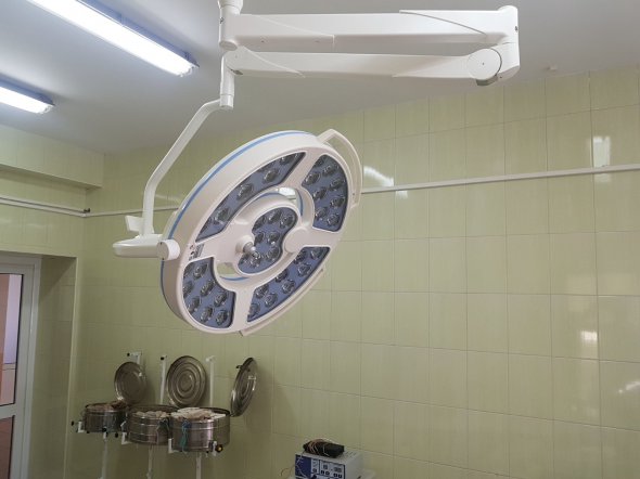 Больница интенсивного лечения "Кременчугская" получила монитор пациента и бестеневую операционную лампу от Белановского горно-обогатительного комбината, входящего в группу Ferrexpo