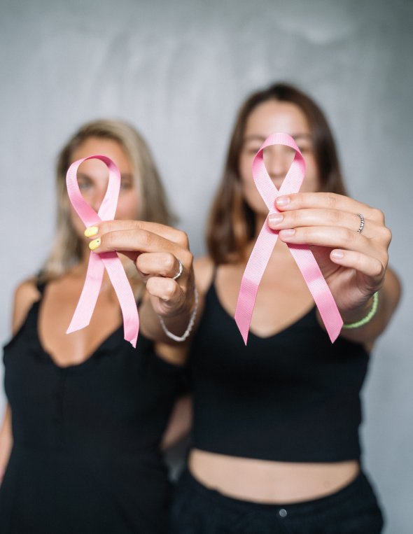 Женщинам, которые входят в группу риска, нужно посещать маммолога чаще, чем раз в год. 