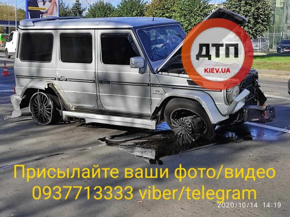 Автомобиль Mercedes Gelendvagen столкнулся с микроавтобусом Renault.