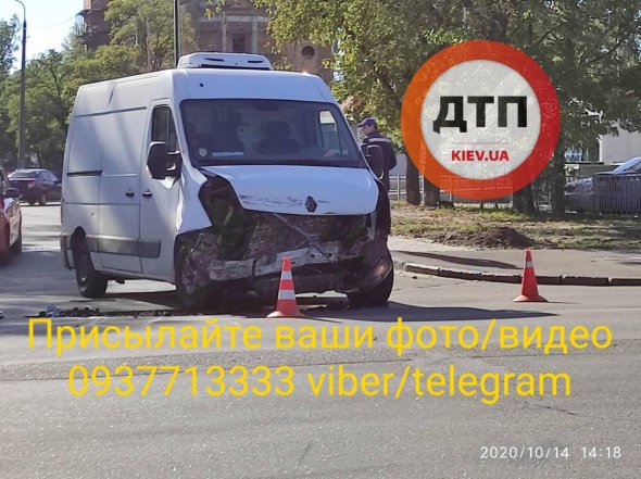 Автомобиль Mercedes Gelendvagen столкнулся с микроавтобусом Renault.