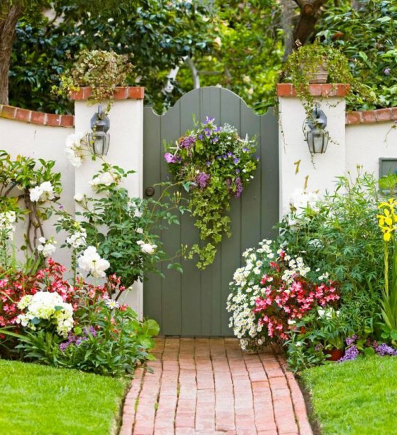 Садову хвіртку прикрашають квітами, узорами чи кованими елементами