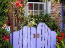 Садовую калитку украшают цветами, узорами или коваными элементами