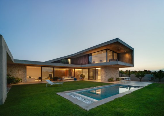 Прагнення сусідів мати приватне життя, призвело до непрозорого і жорсткого зовнішнього дизайну.