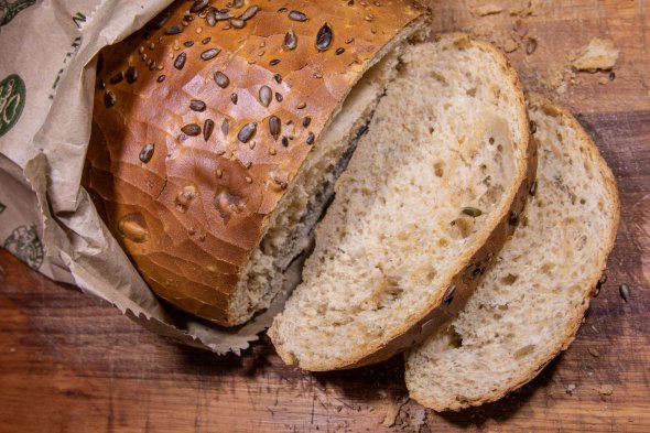 Проведенные за рубежом эксперименты показывают, что в холодильнике хлеб черствеет в 6 раз быстрее, чем если бы он хранился при комнатной температуре.