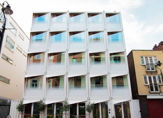 Готель займає ділянку між існуючими будівлями і чудово вписується в контекст цієї території