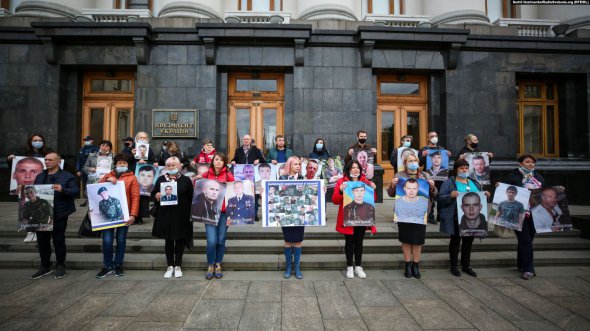 Люди зібралися під Офісом президента, щоб нагадати про своїх родичів, що перебувають в російському полоні