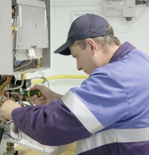 Оглядати й ремонтувати газове обладнання має лише фахівець із відповідними знаннями й інструмен­тами. Полагоджене самотужки може бути небезпечне