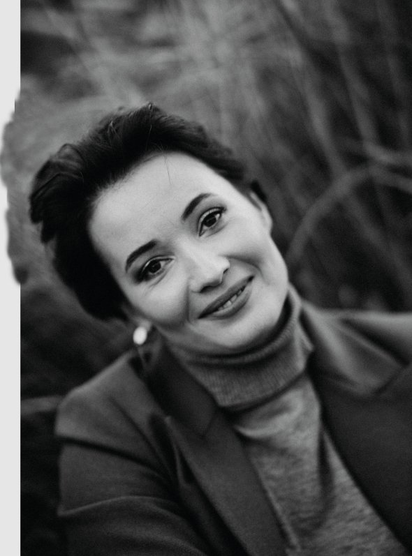 Юлія САГАНЬ, 39 років, перинатальна фотографиня. Народилася 8 грудня 1980-го в селищі Драбів на Черкащині. Батько Сергій Олександрович  був фотожурналістом, мати Любов Петрівна працює кухарем-технологом. Закінчила Черкаський банківський коледж і Київський національний економічний університет імені Вадима Гетьмана. 15 років працювала в інвестиційних і банківських компаніях. 2014-го зайнялася фотозйомкою новонароджених і вагітних. За рік почала знімати пологи. ”Батько був фотографом, а бабуся – акушеркою. Я об’єднала ці дві стихії”. Захоплюється танцями й подорожами. Улюблений фільм – ”Їсти, молитися, кохати” американського режисера Раяна Мерфі. Розлучена. Виховує сина 12-річного Дениса. Живе в Києві