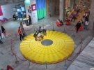 По манежу с желтых круглых пластивкових труб ездят дети на велосипедах с квадратными колесами. Технику привезли из американского музея математики в Нью-Йорке. Таких трициклов в мире - четыре.