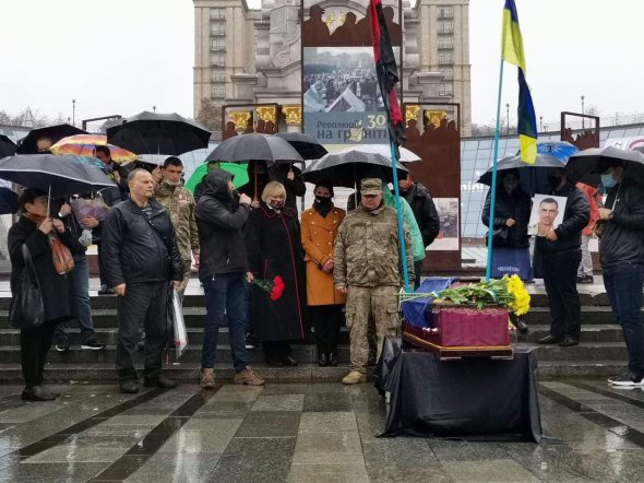 В начале церемонии прощания звучит гимн Украины