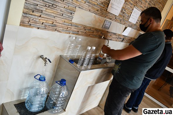Люди набирают воду в питьевой галерее на скважине 2С