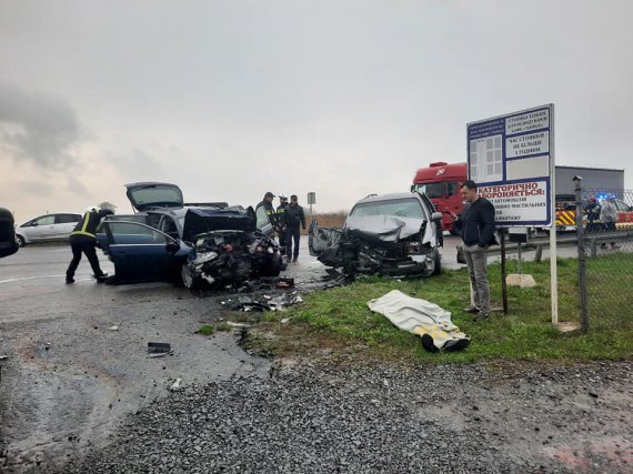 На автодороге Киев-Чоп столкнулись легковушки Volkswagen Passat B6 и Honda Odyssey. Погибла женщина, еще 2 человека травмированы