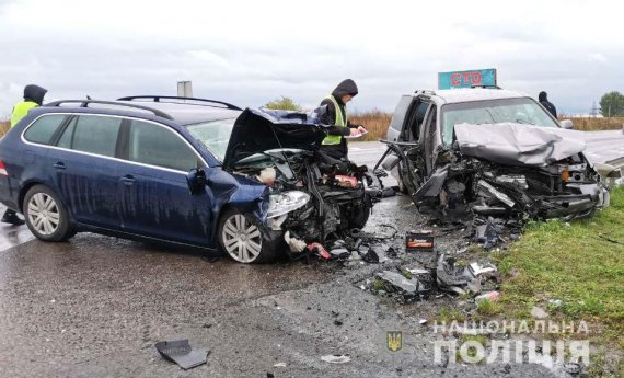 На автодорозі Київ-Чоп зіткнулися легковики Volkswagen Passat B6 та Honda Odyssey. Загинула жінка, ще 2 людей скалічилися