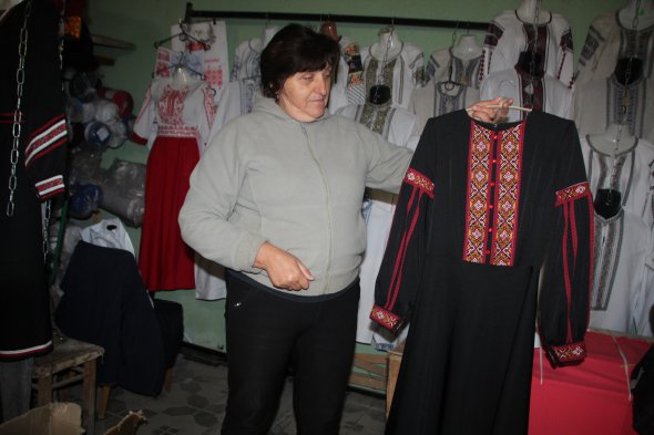 Майстриня Ганна Вардзарук продає власноруч вишиті сукні та сорочки