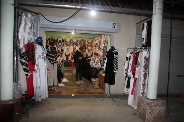 Вишивальниця і ткаля Ярослава Щербань на нічному ринку вишиванок у Коломиї торгує товарами власного виробництва