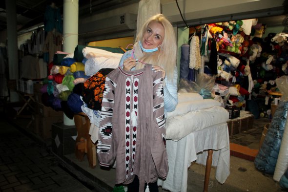 Майстриня машинної вишивки Оксана Левицька створює вишивану сорочку за 1 день