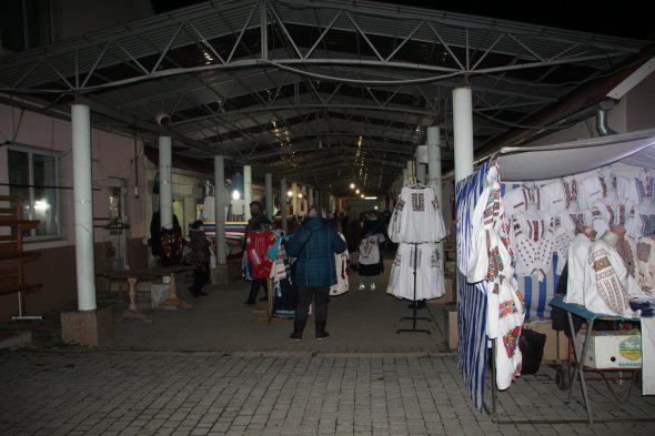 Рынок вышиванок в Коломые работает раз в неделю - в ночь на четверг