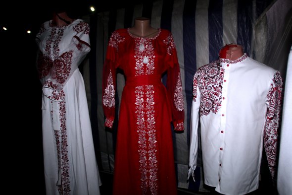 Среди покупателей популярны свадебные комплекты - платье невесты и рубашка жениха украшены подобным узором