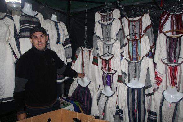 Мастер Юрий Кричун собственноручно ткет рубашки по технологии, созданной его матерью