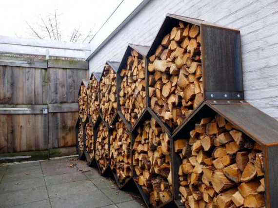 Куда сложить дрова: идеи хранения